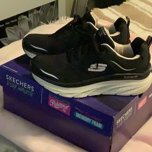 Skechers D’lux Walker w/ memory foam